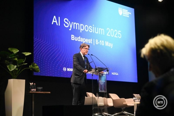 Jakab Roland, a HUN-REN vezérigazgatója beszédet mond a HUN-REN Magyar Kutatási Hálózat és a szingapúri Nanyang Technológiai Egyetem közös szervezésében megrendezett AI Symposium 2025 konferencián a Várkert Bazárban 2025. május 8-án (MTI/Bruzák Noémi)