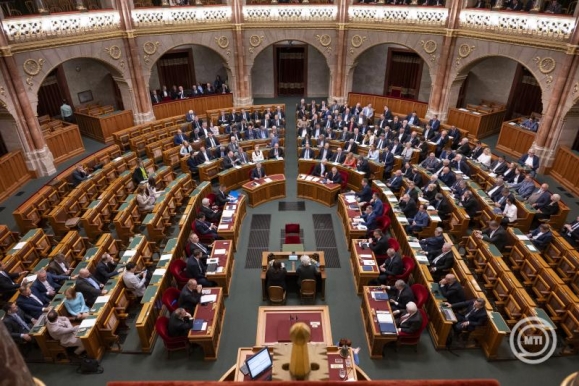Képviselők az Országgyűlés plenáris ülésén 2025. május 20-án (Fotó: MTI/Szigetváry Zsolt)