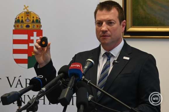 Juhász Roland, a Kormányzati Szolgáltató Központ Nonprofit Kft. ügyvezetője, a Gondosóra program vezetője a Gondosóra 80+ korosztály címmel tartott sajtótájékoztatón (Fotó: MTI/Máthé Zoltán)