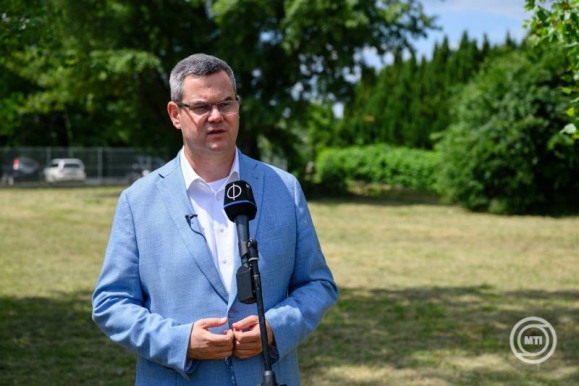Takács Péter sajtótájékoztatót tart Sárbogárdon 2025. május 28-án (Fotó: MTI/Vasvári Tamás)