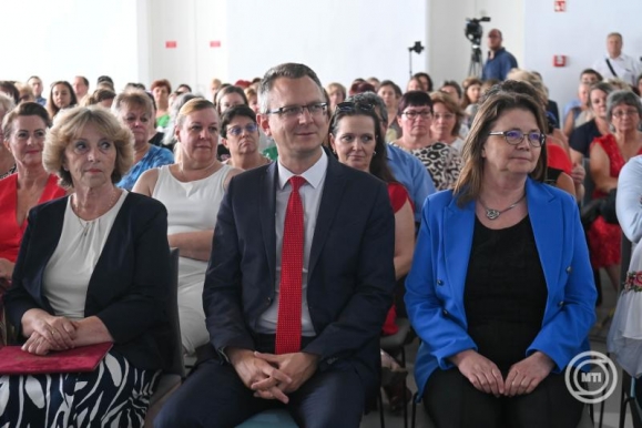 Rétvári Bence, a Belügyminisztérium parlamenti államtitkára, a térség KDNP-s országgyűlési képviselője (k), Matkovich Ilona polgármester (b) és Urbán Edina kórházigazgató (j) a Váci Jávorszky Ödön Kórház Semmelweis-napi ünnepségén Vácon, a Piarista Kilátó Központban 2025. június 25-én. (MTI/Bruzák Noémi)