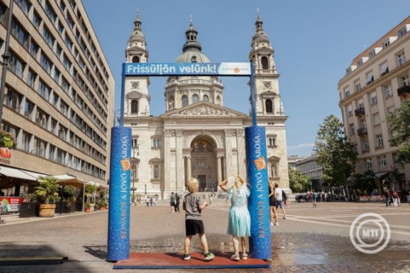 A kánikula miatt párakapu Budapesten a Szent István téren 2025. június 24-én. (MTI/Kocsis Zoltán)