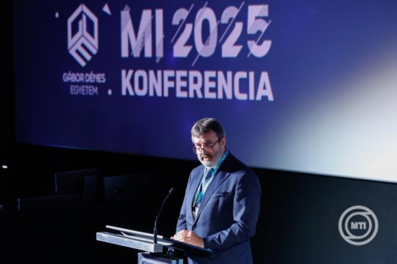 Palkovics László mesterséges intelligenciáért felelős kormánybiztos előadást tart a mesterséges intelligenciáról szóló szakmai konferencián a budapesti Etele Plázában 2025. június 5-én. (MTI/Kocsis Zoltán)