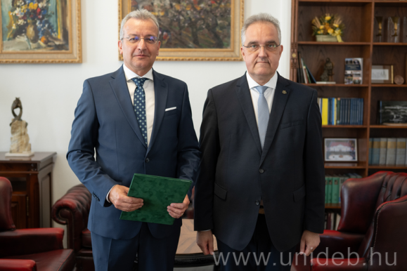 A központ élére július elsejével kinevezett Balogh István megbízását Szabó Zoltán professzor, a Klinikai Központ elnöke adta át (Fotó: unideb.hu)