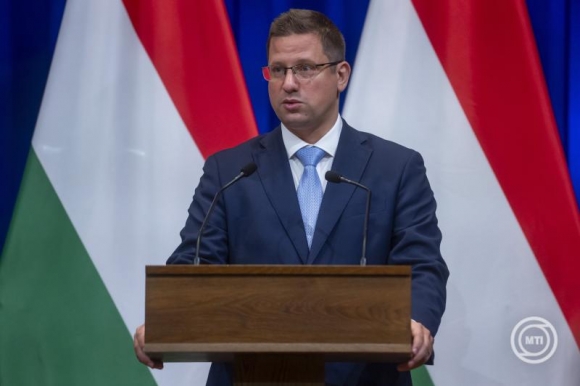 Gulyás Gergely Miniszterelnökséget vezető miniszter a Kormányinfó sajtótájékoztatón a Karmelita kolostorban 2025. július 3-án (Fotó: MTI/Balogh Zoltán)