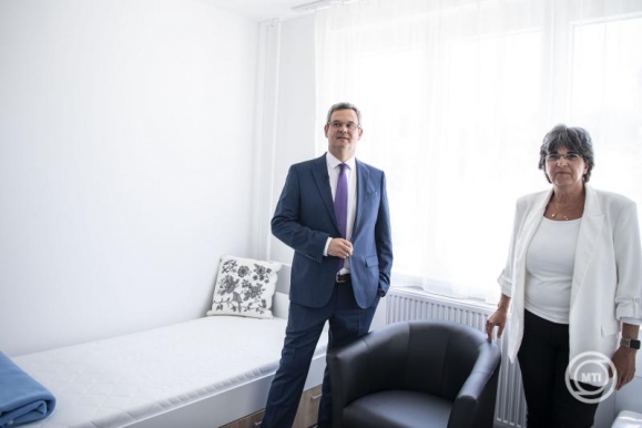Takács Péter államtitkár és Nagy Anikó főigazgató a Heim Pál kórház megújult nővérszállójának július 3-i átadásán (Fotó: MTI/Bodnár Boglárka)