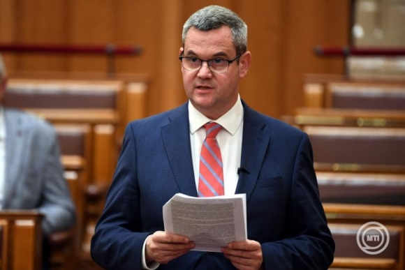 Takács Péter expozét tart a belügyi humán ágazatokat érintő törvények módosításáról szóló javaslat vitájában az Országgyűlés plenáris ülésén október 21-én. (Fotó: MTI/Kovács Attila)
