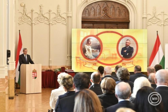 Takács Péter államtitkár beszédet mond a Batthyány-Strattmann László és Hőgyes Endre születésnapja alkalmából adományozott díjak átadásán a minisztériumban 2025. november 6-án. (Fotó: MTI/Soós Lajos)