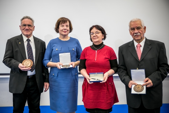 (bj): Prof. Dr. Harmat György, a Madarász Utcai Gyermekkórház és Heim Pál Gyermekkórház korábbi főigazgatója, Prof. Dr. Hollódy Katalin, a Pécsi Tudományegyetem KK Gyermekgyógyászati Klinika gyermekneorológusa, Dr. Szabó Andrea, a Gottsegen György Országos Kardiovaszkuláris Intézet Gyermekszív Központja gyermekkardiológusa, és Prof. Dr. Szabó László, a Magyar Gyermekorvosok Társasága vezetőségi tagja (Fotó: MGYT)