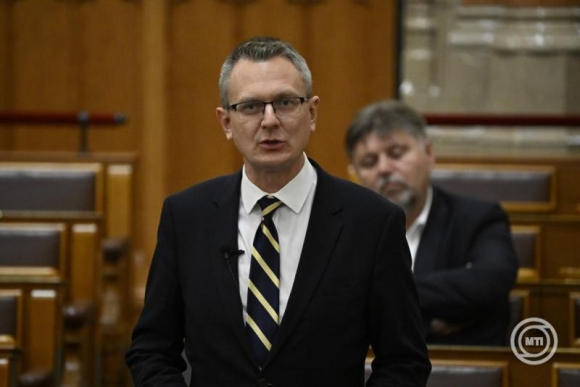 Rétvári Bence, a Belügyminisztérium parlamenti államtitkára napirend előtti felszólalásra reagál az Országgyűlésben (Fotó: MTI/Bodnár Boglárka)