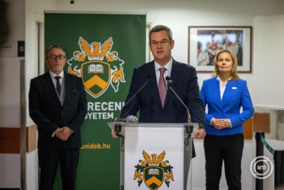 Takács Péter beszédet mond a Debreceni Egyetem klinikája új MR-berendezésének bemutatóján 2025. november 19-én. (Fotó: MTI/Erdős József)