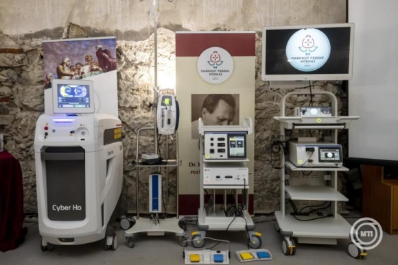 Nagyteljesítményű sebészi lézer (b), laparoszkópos sebészi vágóeszzköz (k) és endoszkópos torony (j) az urológiai osztály számára vásárolt orvosi műszerek átadásán (Fotó: MTI/Komka Péter)