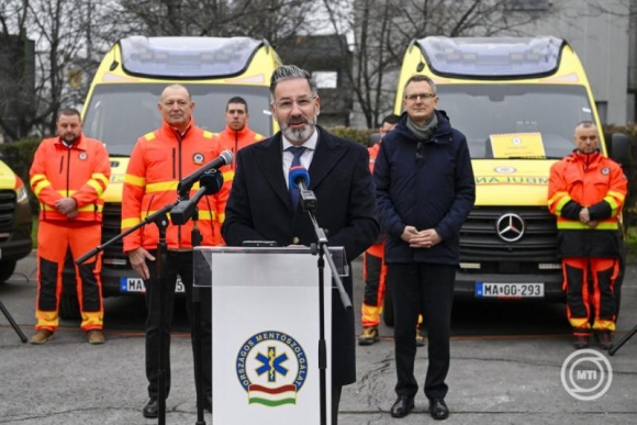 Csató Gábor beszédet mond az új mentőautók átadásán (Fotó: MTI/Purger Tamás)