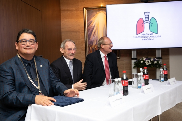Az ünnepségen részt vett Pintér Sándor belügyminiszter, Révész János országos kórház-főigazgató, Merkely Béla, a Semmelweis Egyetem rektora (Fotó: OOI)