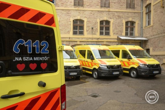 Új mentőautók az átadón az OMSZ székhelyén (Fotó: MTI/Kovács Márton)