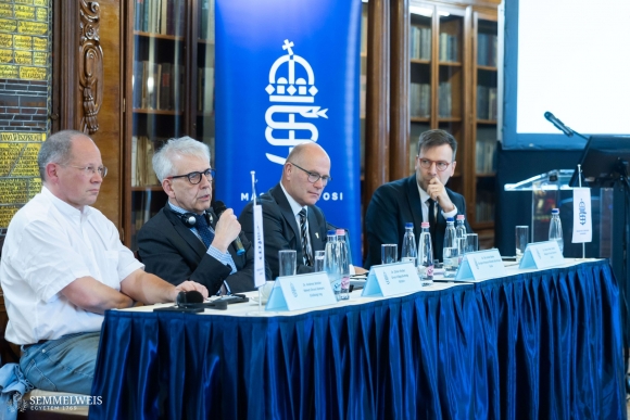 Dr. Andreas Botzlar elnökségi tag, Német Orvosi Kamara, Dr. Otmar Kloiber főtitkár, Orvos Világszövetség, Dr. Ole Johan Bakke elnök, Európai Orvosok Állandó Bizottsága , Dr. Álmos Péter elnök, Magyar Orvosi Kamara (Fotó: Barta Bálint - Semmelweis Egyetem) 