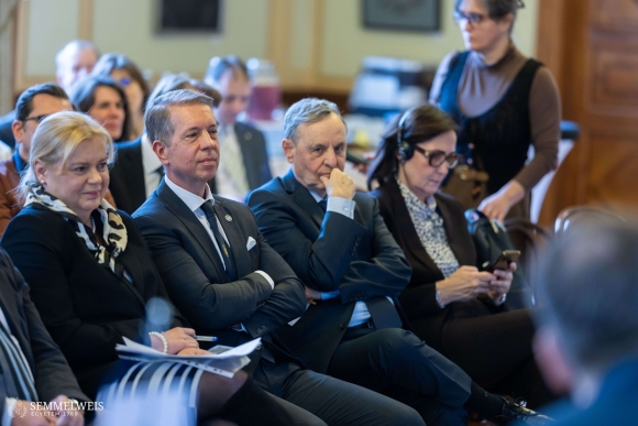 Dr. Bidló Judit helyettes államtitkár, Prof. Dr. Nyirády Péter, az SE ÁOK dékánja, Prof. Dr. Mandl József, az ETT elnöke, Dr. Szondi Zita, az Országos Kórházi Főigazgatóság egészségügyi ellátórendszerért felelős főigazgató-helyettese (Fotó: Barta Bálint - Semmelweis Egyetem) 