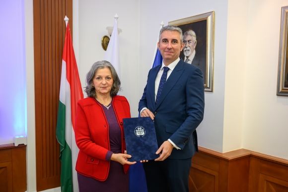 Prof. Dr. Dank Magdolna és Javier Aracil Corma 