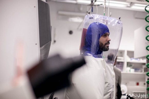 Virológiai laboratórium Pécsett (Fotó: PTE/Csortos Szabolcs)