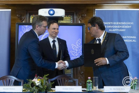 Hankó Balázs miniszter (b), Orbán Gábor, kuratóriumi elnök (k) és Merkely Béla rektor a tanulmányi együttműködési szerződés aláírása után (Fotó: MTI/Kocsis Zoltán)
