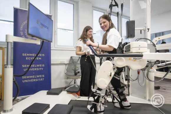 Mozgásrehabilitációs kezelés bemutatója a Semmelweis Egyetem Pető András Kar Konduktív Pedagógiai Központjának eszközátadó rendezvényén (Fotó: MTI/Kovács Márton)