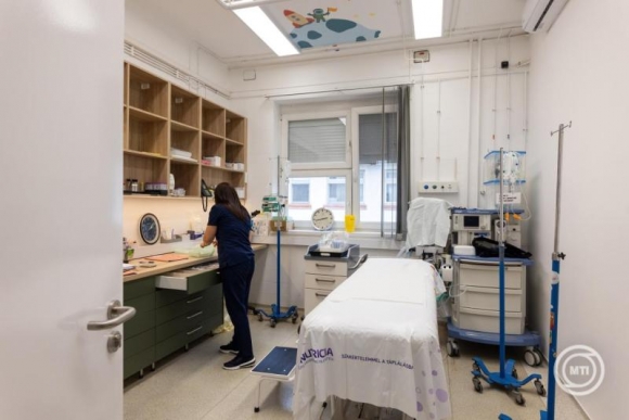 Kezelő a Gyermekgyógyászati Klinika onkohematológia osztálya új helyszínén (Fotó: MTI/Ruprech Judit)
