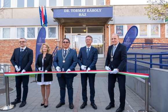 Szalagátvágással avatták fel a megújult intézményt, amelyen Pavlik Lívia kancellár, Gémesi György polgármester, Merkely Béla rektor, Hankó Balázs miniszter és Varga Péter igazgató közösen vett részt (Fotó: Gödöllő város hivatalos Facebook-oldala)