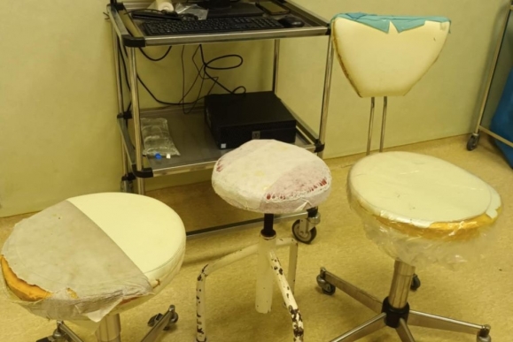 Három különböző korú szék egy egészségügyi ellátóhelyen (fotó forrása: mok.hu)