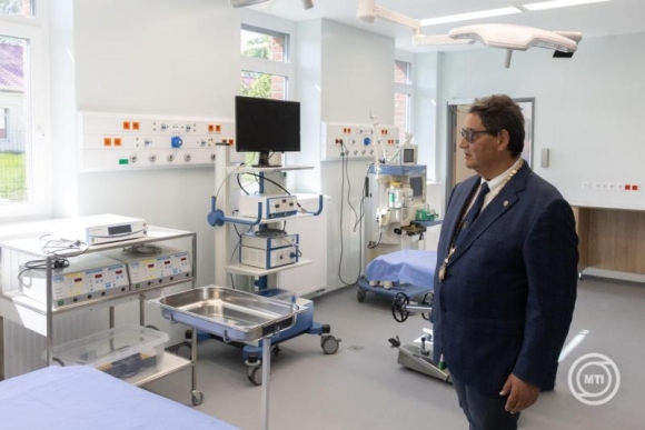 Merkely Béla megtekinti a Nemzeti Kardiovaszkuláris Laboratórium műtőjét (Fotó: MTI/Kocsis Zoltán)