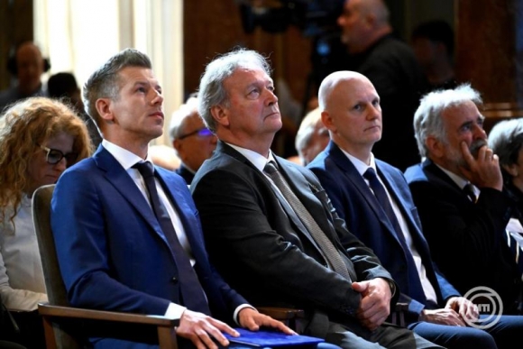 Magyar Péter leendő miniszterelnök, Freund Tamás, a Magyar Tudományos Akadémia (MTA) elnöke és Tanács Zoltán leendő tudományos-technológiai miniszter (b-j) az MTA ünnepi, 200. tisztújító közgyűlésén 2026. május 4-én. (Fotó: MTI/Hegedüs Róbert)