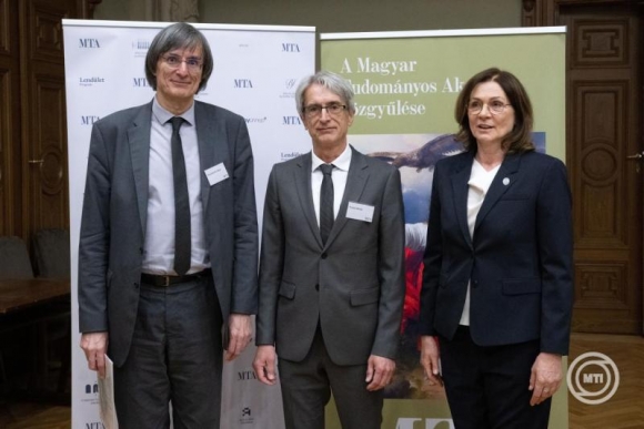 Kecskeméti Gábor, az MTA új főtitkára, Pósfai Mihály, az MTA új elnöke és Kovács Ilona, az MTA új főtitkárhelyettese (b-j) a Magyar Tudományos Akadémia (MTA) tisztújító közgyűlés második napján tartott sajtótájékoztatón az MTA Nagytermében 2026. május 5-én. (Fotó: MTI/Szigetváry Zsolt