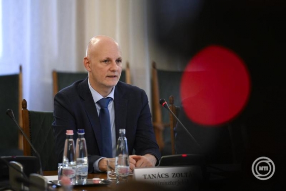Tanács Zoltán tudományos és technológiai miniszterjelölt kinevezés előtti meghallgatásán az Országgyűlés digitalizációs és technológiai bizottságának ülésén az Országházban 2026. május 11-én (MTI/Bodnár Boglárka)