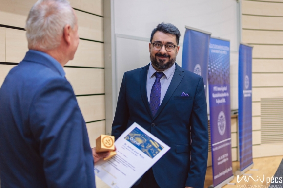 Dr. Ashraf Amir Reza a PTE Kutatói Innovációs Díj átvételekor 2024 nyarán (Csortos Szabolcs/PTE)