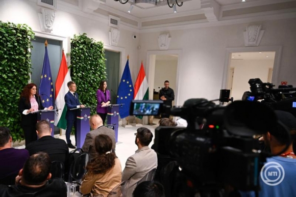 Magyar Péter miniszterelnök a kormányülés után tartott sajtótájékoztatón a Miniszterelnökségen 2026. május 18-án. Mellette Magyar Éva (b) és Köböl Anita kormányszóvivők. (Fotó: MTI/Hegedüs Róbert)