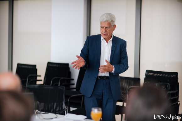 Prof. dr. Dóczi Tamás szerint a projekt egyik legnagyobb értéke, hogy megerősítette a PTE idegtudományi innovációs hálózatát. (Fotó: PTE)