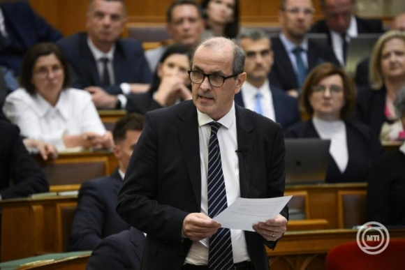  Budapest, 2026. június 1. Hegedűs Zsolt egészségügyi miniszter interpellációra válaszol az Országgyűlés plenáris ülésén az Országházban 2026. június 1-jén. (Fotó: MTI/Bodnár Boglárka)