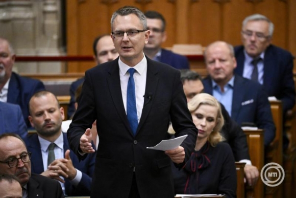 Rétvári Bence, a Kereszténydemokrata Néppárt frakcióvezetője az Országgyűlés plenáris ülésén (Fotó_ MTI/Hegedüs Róbert)