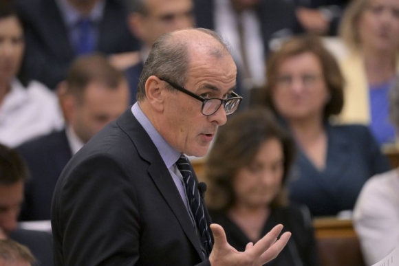 Hegedűs Zsolt egészségügyi miniszter interpellációra válaszol az Országgyűlés plenáris ülésén 2026. június 8-án.  MTI/Szigetváry Zsolt