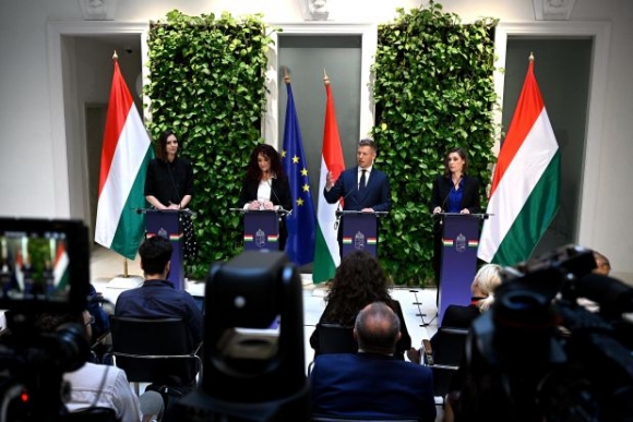 Magyar Péter miniszterelnök a Miniszterelnökségen tartott kormányszóvivői sajtótájékoztatón 2026. június 11-én. Mellette Köböl Anita, Magyar Éva és Szondi Vanda kormányszóvivők (b-j). (MTI/Hegedüs Róbert)