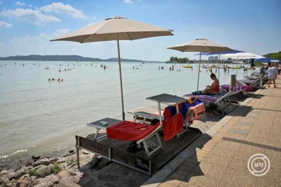 Fürdőzők a balatonfüredi Kisfaludy strandon a harmadfokú hőségriasztás idején, 2026. június 28-án. MTI/Krizsán Csaba