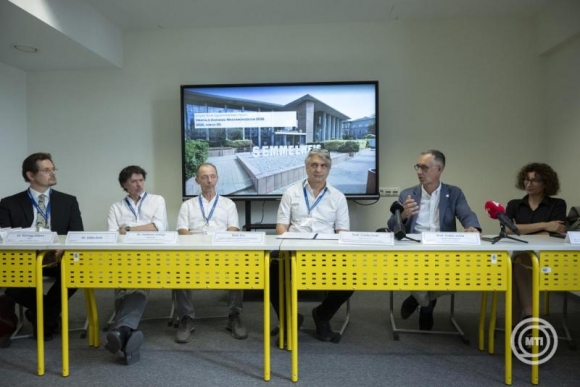 Wernigg Róbert, a Magyar Pszichiátriai Társaság (MPT) elnöke, Zalka Zsolt pszichoterapeuta, a Thalassa Ház alapítója, Szekeres György, leendő mentális egészségért felelős miniszteri biztos, Unoka Zsolt, az SE professzora, Szabó Attila, klinikai rektorhelyettes és Gyurkó Szilvia államtitkár (b-j) a sajtótájékoztatón a Semmelweis Egyetem Elméleti Orvostudományi Központjában. (Fotó: MTI/Lakatos Péter)