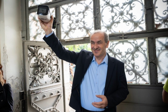 Hegedűs Zsolt egészségügyi miniszter a János kórházban személyesen volt jelen a beléptető kamera leszerelésekor (Fotó: Dr. Hegedűs Zsolt hivatalos Facebook-oldala)