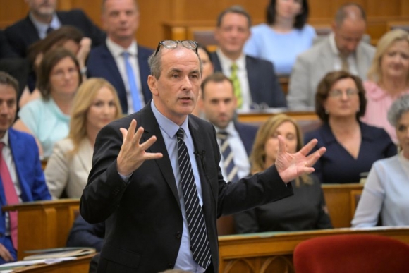 Hegedűs Zsolt egészségügyi miniszter napirend előtt szólal fel az Országgyűlés rendkívüli ülésén 2026. július 6-án.  MTI/Szigetváry Zsolt