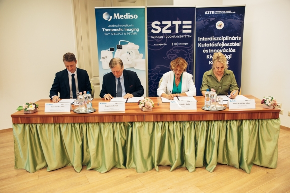 Fotó: SZTE NKI/Miskolci Dávid  (balról jobbra): Dr. Németh Gábor, a Mediso Kft. kereskedelmi és vevőtámogatási igazgatója, Bagaméry István, a Mediso Kft. ügyvezetője, Dr. Fendler Judit, az SZTE kancellárja, Prof. Dr. Gellén Klára, az SZTE oktaktási rektorhelyettese