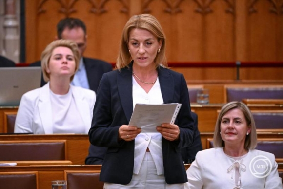 Ruzsa Diána, a Tisza Párt képviselője, az Egészségügyi Bizottság elnöke felszólal a kötelező egészségbiztosítás ellátásairól szóló törvényjavaslat vitájában az Országgyűlés rendkívüli ülésén 2026. július 13-án. (Fotó: MTI/Purger Tamás)