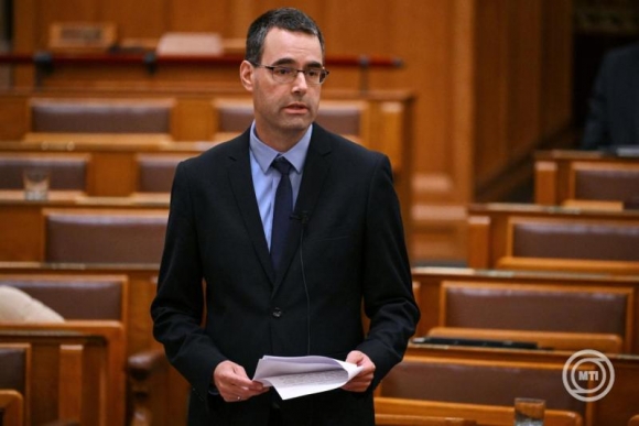 Svéd Tamás államtitkár felszólal a törvényjavaslat vitájában (Fotó: MTI/Purger Tamás)