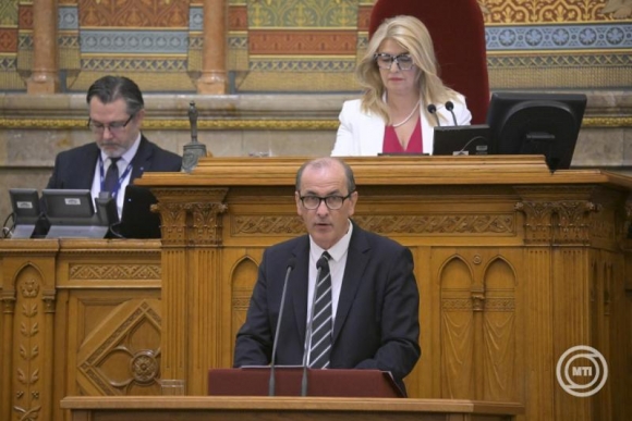 Hegedűs Zsolt egészségügyi miniszter napirend előtt felszólal az Országgyűlés rendkívüli ülésén 2026. július 28-án. (Fotó: MTI/Szigetváry Zsolt)
