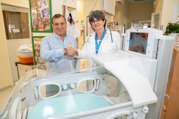 Sajman Leonyid adományozó és Prof. Dr. Nagy Anikó főigazgató főorvos (Fotó: Bokor Ádám/Heim Pál Országos Gyermekgyógyászati Intézet)