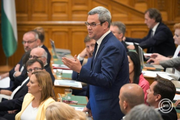 Takács Péter, a Fidesz képviselője napirend előtt szólal fel az Országgyűlés rendkívüli ülésén 2026. augusztus 27-én. (Fotó: MTI/Balogh Zoltán)
