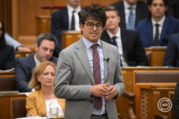 Velkey György László, a Külügyminisztérium parlamenti államtitkára napirend előtt szólal fel az Országgyűlés rendkívüli ülésén 2026. augusztus 27-én. (Fotó: MTI/Balogh Zoltán)